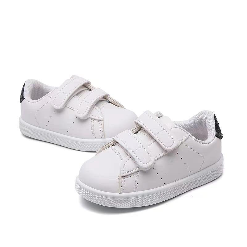 Lot de 12 : Tennis blanches à scratchs (tailles 30 à 35)