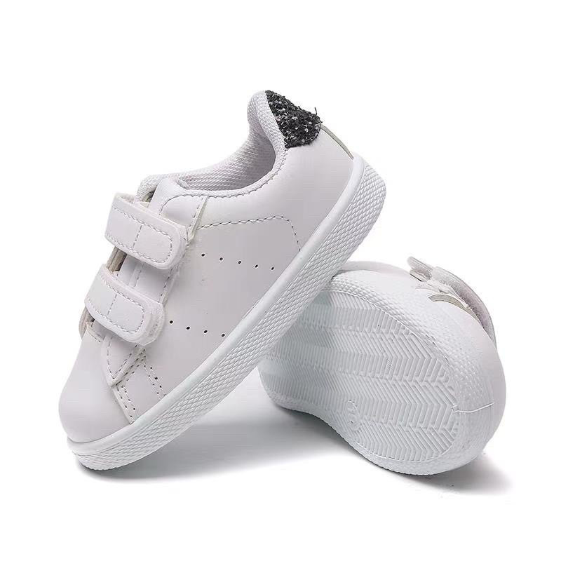 Lot de 12 : Tennis blanches à scratchs (tailles 18 à 23)