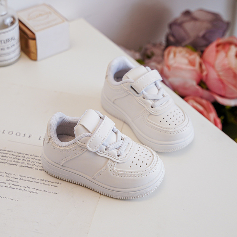 Set van 12: Sneakers met klittenband en veters (maat 24 t/m 29)