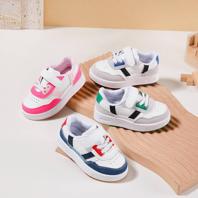 Set van 12: Felgekleurde sneakers met klittenband (maat 24 tot 29)