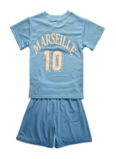 Ensemble sport enfant avec t-shirt Marseille blanc et short bleu marine.