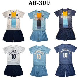 Sportset voor kinderen met wit Marseille T-shirt en donkerblauwe short.