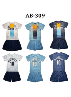Ensemble sport enfant avec t-shirt Marseille blanc et short bleu marine.