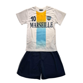 Ensemble sport enfant avec t-shirt Marseille blanc et short bleu marine.