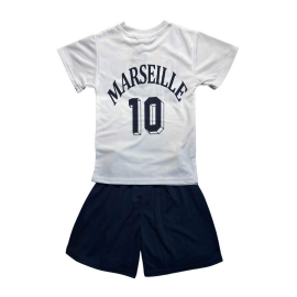 Sportset voor kinderen met wit Marseille T-shirt en donkerblauwe short.