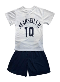 Ensemble sport enfant avec t-shirt Marseille blanc et short bleu marine.