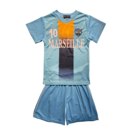 Ensemble sport enfant avec t-shirt Marseille blanc et short bleu marine.