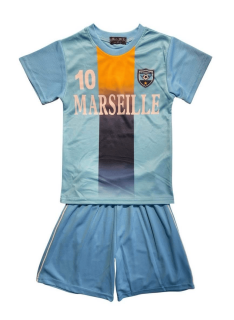 Sportset voor kinderen met wit Marseille T-shirt en donkerblauwe short.