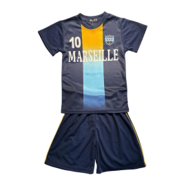 Ensemble sport enfant avec t-shirt Marseille blanc et short bleu marine.