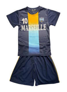 Sportset voor kinderen met wit Marseille T-shirt en donkerblauwe short.
