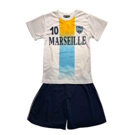 Ensemble sport enfant avec t-shirt Marseille blanc et short bleu marine.