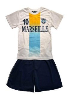 Ensemble sport enfant avec t-shirt Marseille blanc et short bleu marine.