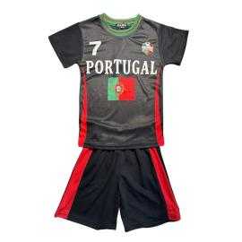 Jongens voetbalset Portugal met wit bedrukt T-shirt en rode short. Jongens voetbalset Portugal met wit bedrukt T-shirt en rode short.