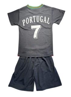 Ensemble garçon style football Portugal avec t-shirt blanc imprimé et short rouge.