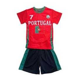 Jongens voetbalset Portugal met wit bedrukt T-shirt en rode short. Jongens voetbalset Portugal met wit bedrukt T-shirt en rode short.