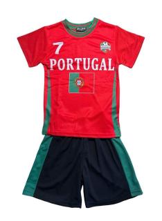 Ensemble garçon style football Portugal avec t-shirt blanc imprimé et short rouge.