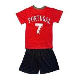 Jongens voetbalset Portugal met wit bedrukt T-shirt en rode short. Jongens voetbalset Portugal met wit bedrukt T-shirt en rode short.