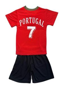 Jongens voetbalset Portugal met wit bedrukt T-shirt en rode short.