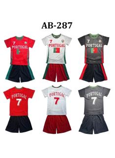Jongens voetbalset Portugal met wit bedrukt T-shirt en rode short.