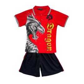 Jongensset met rode polo met drakenprint en zwarte short. Jongensset met rode polo met drakenprint en zwarte short.