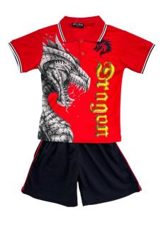 Jongensset met rode polo met drakenprint en zwarte short.