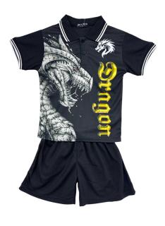 Jongensset met rode polo met drakenprint en zwarte short.