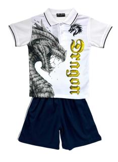 Jongensset met rode polo met drakenprint en zwarte short.