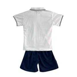 Jongensset met rode polo met drakenprint en zwarte short. Jongensset met rode polo met drakenprint en zwarte short.