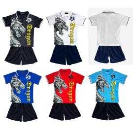 Ensemble garçon avec polo rouge imprimé dragon et short noir. Ensemble garçon avec polo rouge imprimé dragon et short noir.