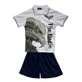 Ensemble garçon avec polo blanc imprimé aigle et short marine.