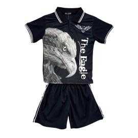 Jongensset met witte polo met adelaarprint en marineblauwe short.