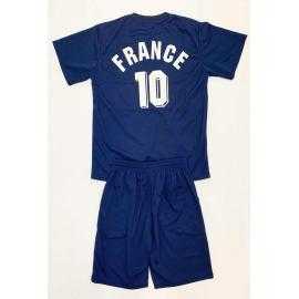 Sportieve kinderset France met wit T-shirt en bijpassende blauwe short.