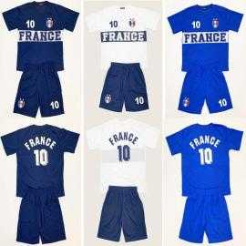 Ensemble sport enfant France avec t-shirt blanc et short bleu assorti.