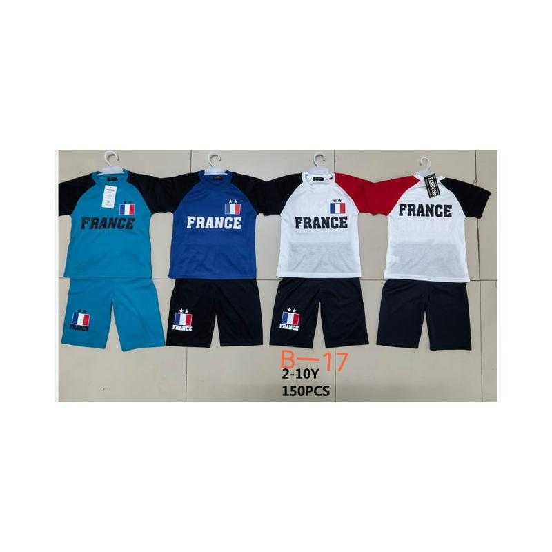 Ensemble garçon FRANCE football avec t-shirt à manches courtes et short assorti. Ensemble garçon FRANCE football avec t-shirt à manches courtes et short assorti.