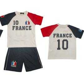 Ensemble garçon FRANCE 10 avec t-shirt à manches courtes et short assorti.