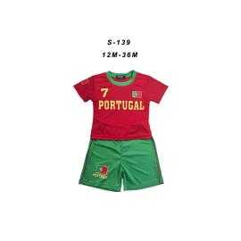 Ensemble bébé garçon Portugal avec t-shirt rouge et short vert assorti.