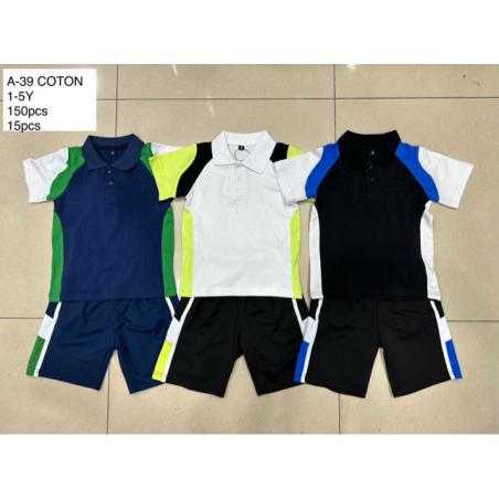 Ensemble garçon avec polo color block et short assorti en plusieurs coloris.