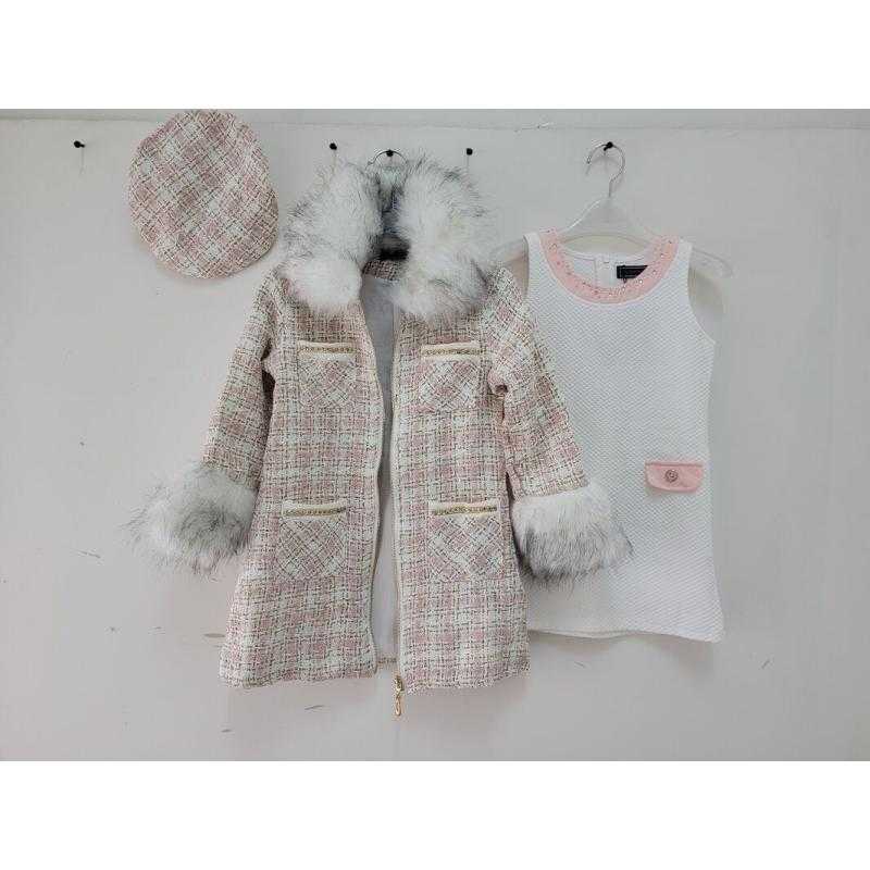 Set van 6 – Driedelige roze en witte tweed set met bontgevoerde jas, mouwloze jurk en bijpassende baret