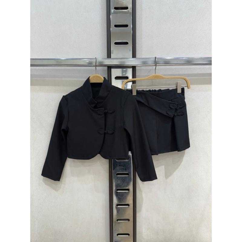Lot de 6 – Ensemble veste courte unie avec boutons chinois et short-jupe assorti