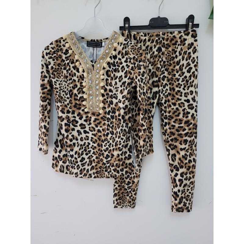 Lot de 6 – Ensemble léopard avec haut à col ornements et pompons et pantalon assorti