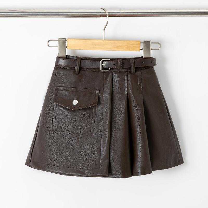 Lot de 6 – Jupe-short asymétrique en similicuir avec poche à rabat et plis